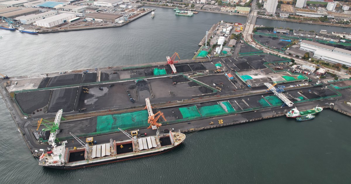 在庫計測 名古屋埠頭 貨物船と石炭ヤード